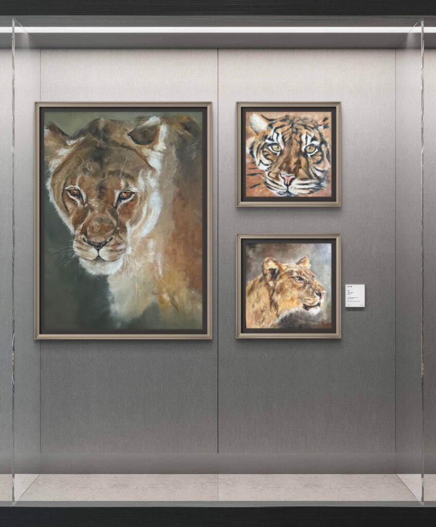 Bildcollage mit einem großen Bild ilinks und zwei kleineren Bildern daneben – Beispiel für eine ausgewogene Anordnung von Kunstwerken an der Wand.