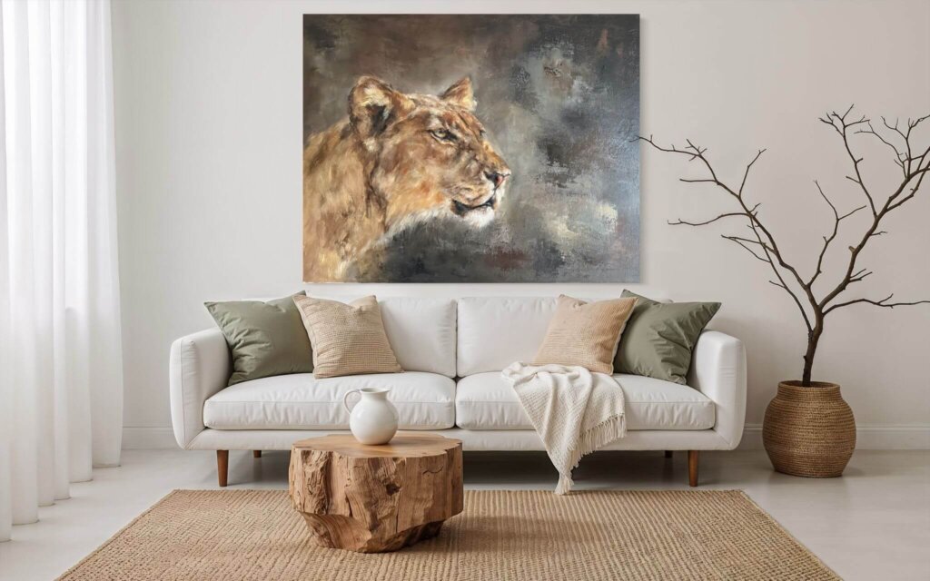Überdimensioniertes Kunstwerk über einem Sofa – das Bild dominiert den Raum und wirkt erdrückend.