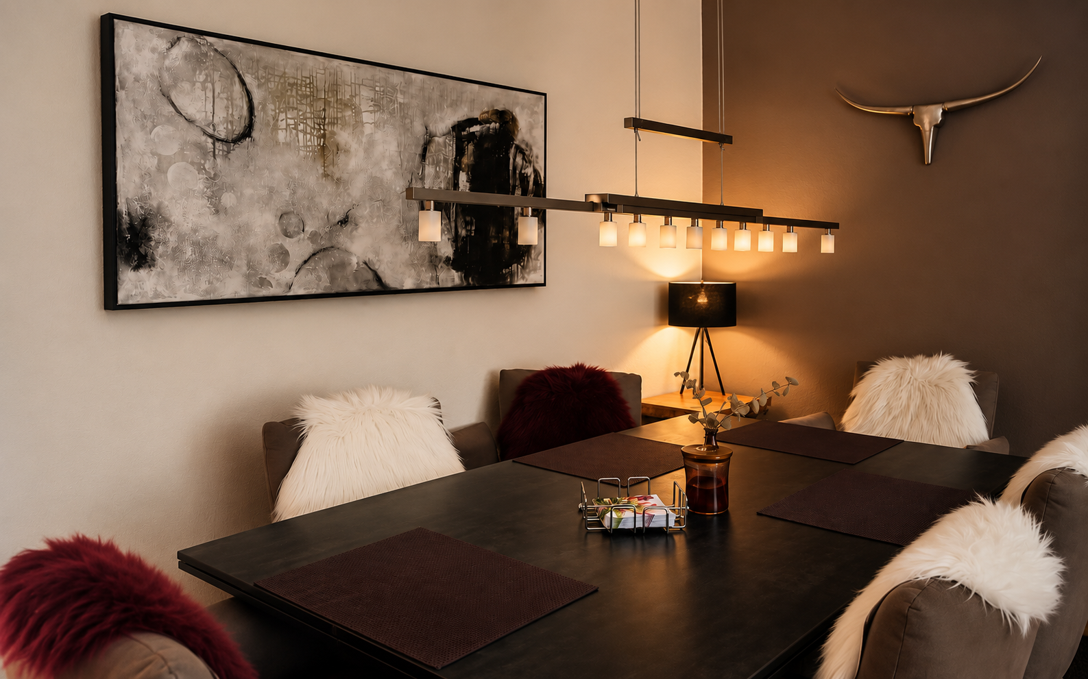 Esszimmer mit abstraktem Kunstwerk - die Farben des Bildes greifen die warmen Brauntöne der Wandfarbe und der Stühle auf